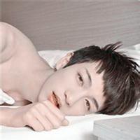 男生床上头像图片_WWW.WHOISQQ.COM