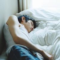 男生床上头像图片_WWW.WHOISQQ.COM