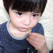 男生吃棒棒糖的头像图片_WWW.WHOISQQ.COM
