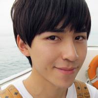 男生吃棒棒糖的头像图片_WWW.WHOISQQ.COM