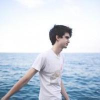 qq欧洲混血男生笑头像图片_WWW.WHOISQQ.COM