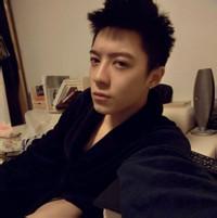 欧美牛仔衣男生头像图片_WWW.WHOISQQ.COM