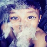 成熟男生抽烟头像图片_WWW.WHOISQQ.COM