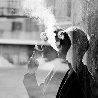 成熟男生抽烟头像图片_WWW.WHOISQQ.COM