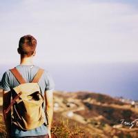 男生背书包qq头像图片_WWW.WHOISQQ.COM