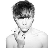 叼烟漫画男生头像图片_WWW.WHOISQQ.COM