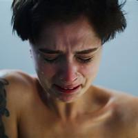 抱腿坐男生头像图片_WWW.WHOISQQ.COM