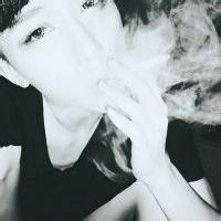 抱腿坐男生头像图片_WWW.WHOISQQ.COM