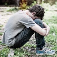 男生头像图片 坐地上的_WWW.WHOISQQ.COM