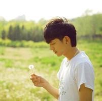男生捧着玫瑰花头像图片_WWW.WHOISQQ.COM