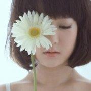 拿书遮脸男生头像图片_WWW.WHOISQQ.COM