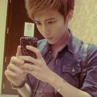 玩手机的qq男生头像图片_WWW.WHOISQQ.COM