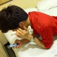 玩手机的qq男生头像图片_WWW.WHOISQQ.COM