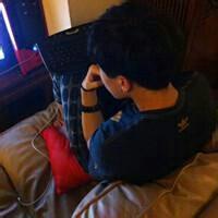 玩手机的qq男生头像图片_WWW.WHOISQQ.COM