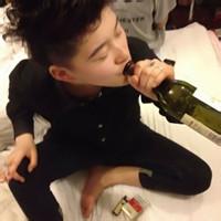 qq头像图片男生超拽开车_WWW.WHOISQQ.COM