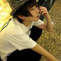 含着泪的男生qq头像图片_WWW.WHOISQQ.COM