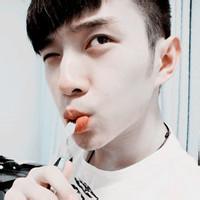 含着泪的男生qq头像图片_WWW.WHOISQQ.COM