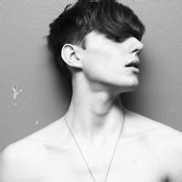 黑白男生帅气酷头像图片_WWW.WHOISQQ.COM
