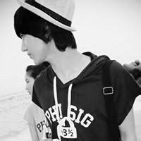 拿帽子的黑白男生头像图片_WWW.WHOISQQ.COM