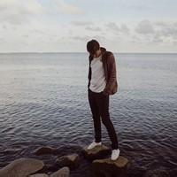 背景男生头像图片_WWW.WHOISQQ.COM