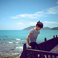 背景男生头像图片_WWW.WHOISQQ.COM