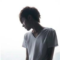 背景男生头像图片_WWW.WHOISQQ.COM