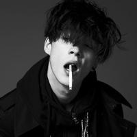 头像图片男生黑白照抽烟的_WWW.WHOISQQ.COM