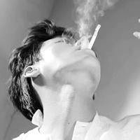 头像图片男生黑白照抽烟的_WWW.WHOISQQ.COM
