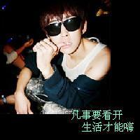 带眼镜男生有字头像图片_WWW.WHOISQQ.COM