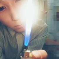 男生拿着打火机头像图片_WWW.WHOISQQ.COM