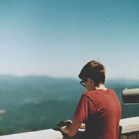 男生背影头像图片背包_WWW.WHOISQQ.COM