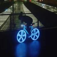 骑荧光死飞的男生头像图片_WWW.WHOISQQ.COM