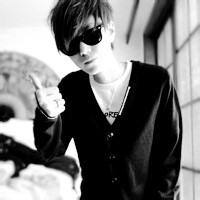 qq带眼镜男生头像图片_WWW.WHOISQQ.COM