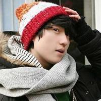 男生带围脖头像图片_WWW.WHOISQQ.COM