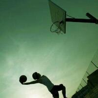 拿着篮球的男生头像图片_WWW.WHOISQQ.COM