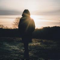 简单男生背影头像图片_WWW.WHOISQQ.COM