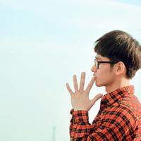qq头像图片微笑侧脸男生_WWW.WHOISQQ.COM