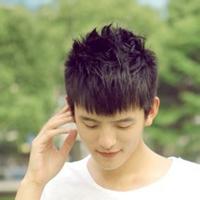 男生带笑头像图片_WWW.WHOISQQ.COM