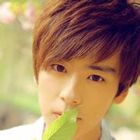 男生带笑头像图片_WWW.WHOISQQ.COM