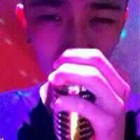 男生带笑头像图片_WWW.WHOISQQ.COM