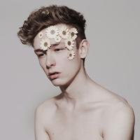 高兴的男生头像图片_WWW.WHOISQQ.COM