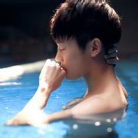 男生水下头像图片_WWW.WHOISQQ.COM