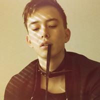 qq男生发呆头像图片_WWW.WHOISQQ.COM