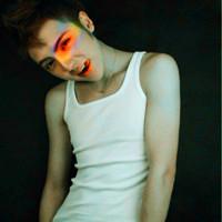 男生弹琴头像图片_WWW.WHOISQQ.COM