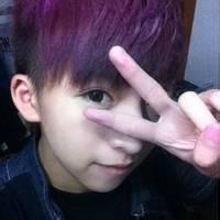 比剪刀手的男生头像图片_WWW.WHOISQQ.COM