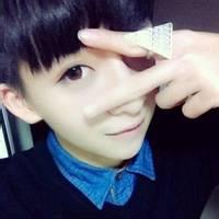 比剪刀手的男生头像图片_WWW.WHOISQQ.COM