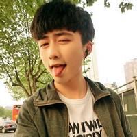 比剪刀手的男生头像图片_WWW.WHOISQQ.COM