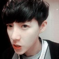 男生抱玩具头像图片_WWW.WHOISQQ.COM