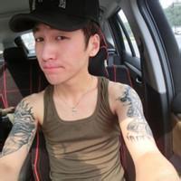 男生抱玩具头像图片_WWW.WHOISQQ.COM