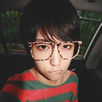 戴眼镜男生动漫头像图片_WWW.WHOISQQ.COM